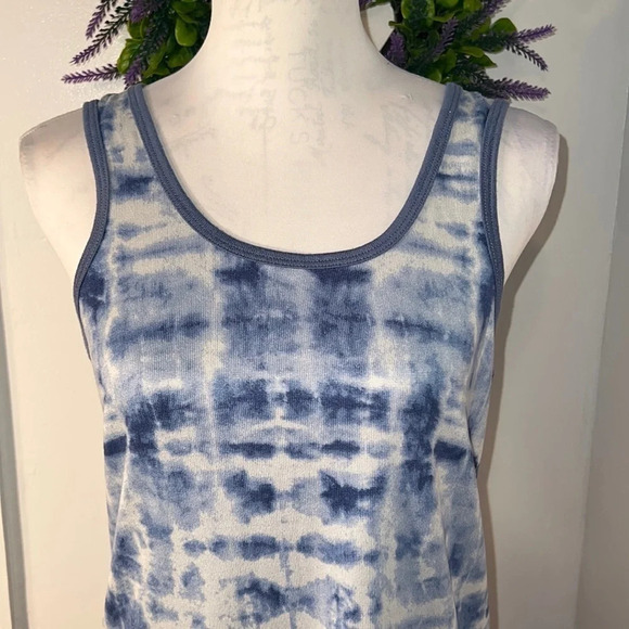 Lucky brand, M, Blue & white tie-dye pattern with a hi/lo hem, ridiculously soft - Picture 4 of 5